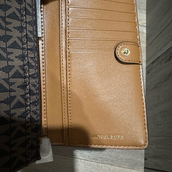 NEW! Michael Kors Monogram small Crossbody Bag - Picture 5 of 9